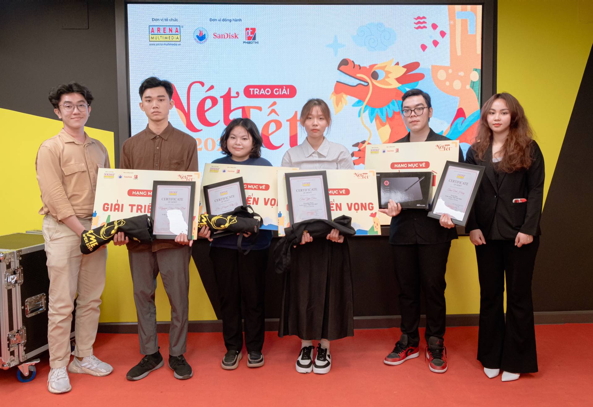 Phan Thị trao giải cho các thí sinh tại Cuộc Thi Nét Tết 2024